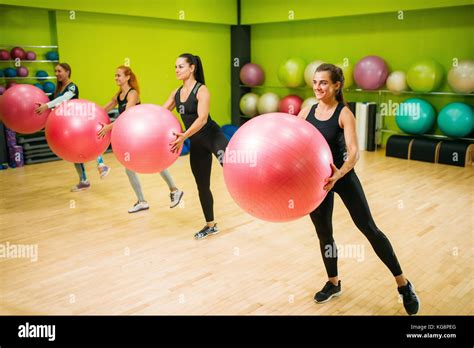 mujeres en pelotas gratis|Imágenes libres de regalías de Mujer en pelotas